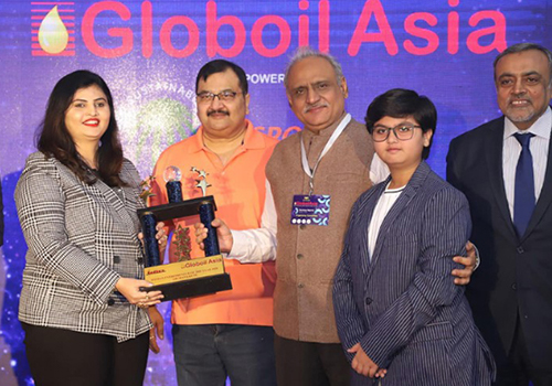 archana kure receiving Globoil Asia Women Entrepreneur Of The Year 2020