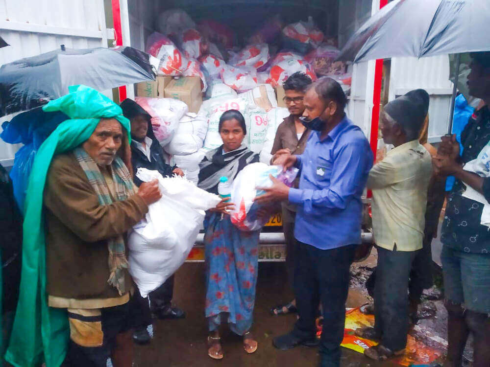 Distribution of Foodgrains & Clothes in Flood affected Kahir Village, Karad - Kute Group Foundation