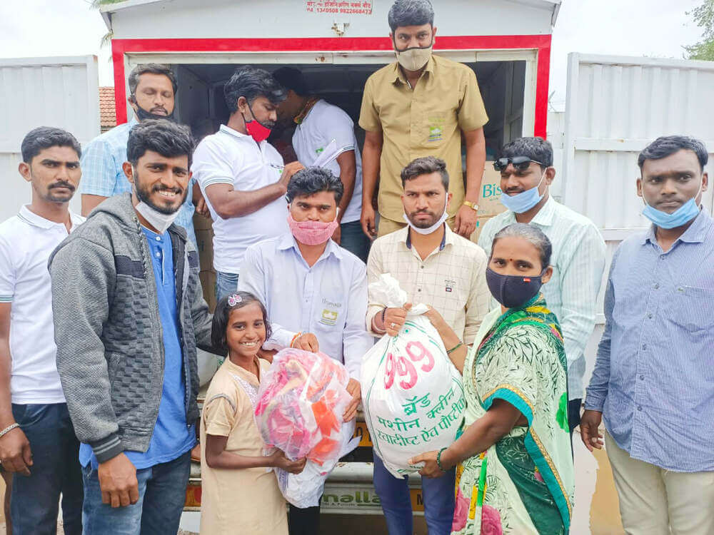 Distribution of Foodgrains & Cloths in Flood affected Malawadi Village, Palus, Sangli - Kute Group Foundation
