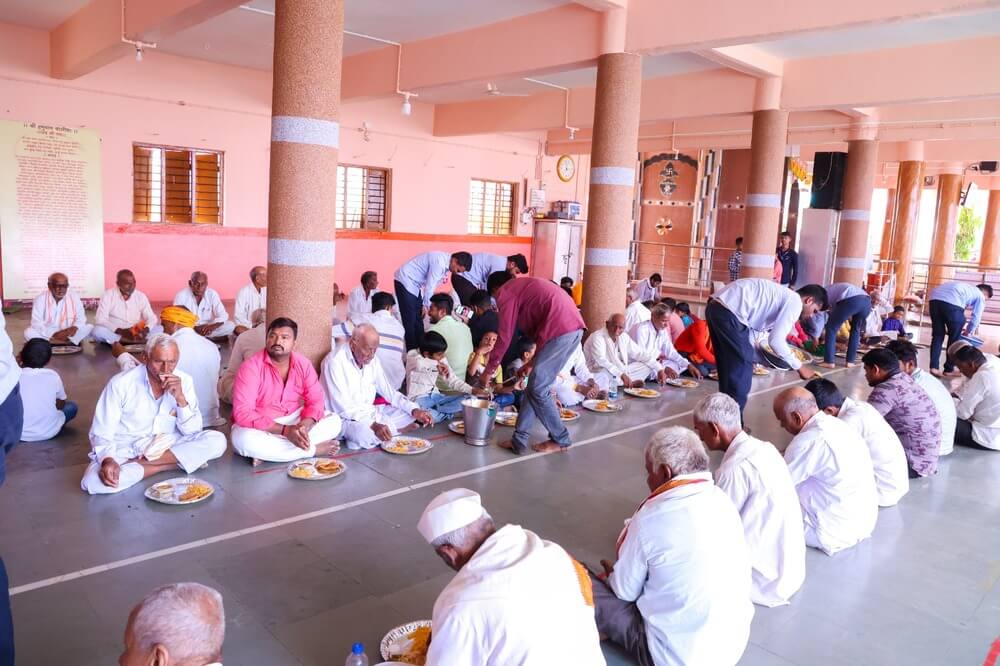 Kute Group Foundation organized Mahaprasad at Pendgaon