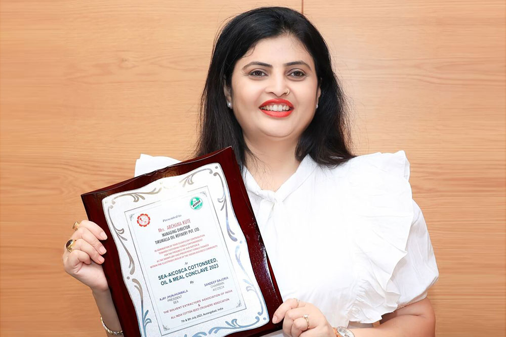 Archana Suresh Kute holding Female Empowerment Award 2023